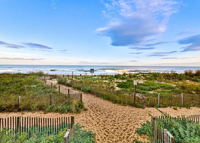 Sunny Beachfront With Balcony Ac Pools & Gym Holiday home
